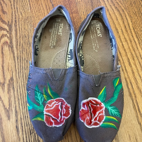 TOMS Floral Canvas Shoes with Red and Green Accents - Picture 1 of 3
